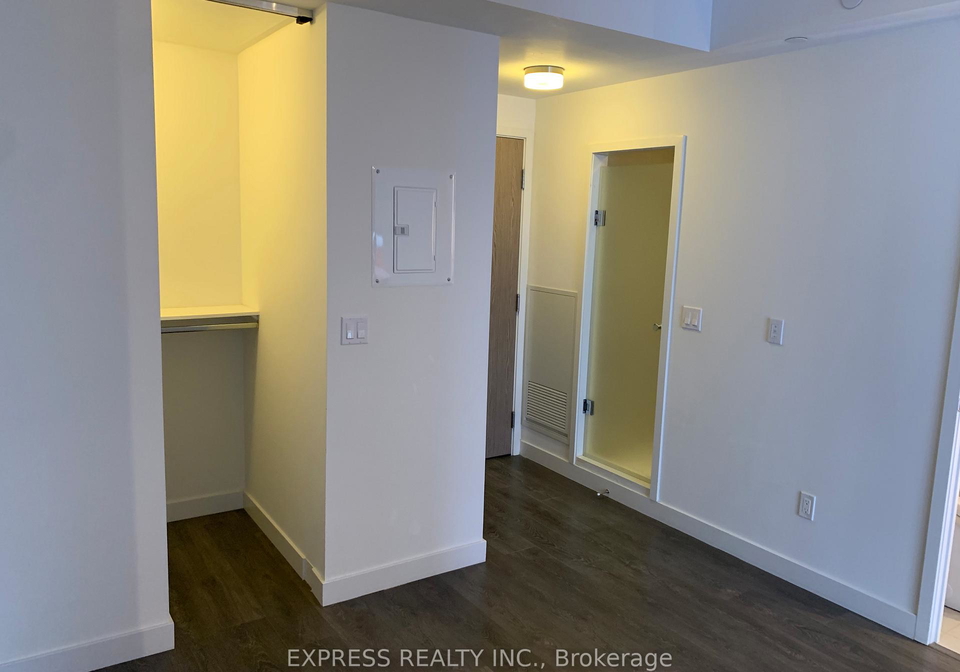 215-queen-street-w-toronto-ontario-c12866576