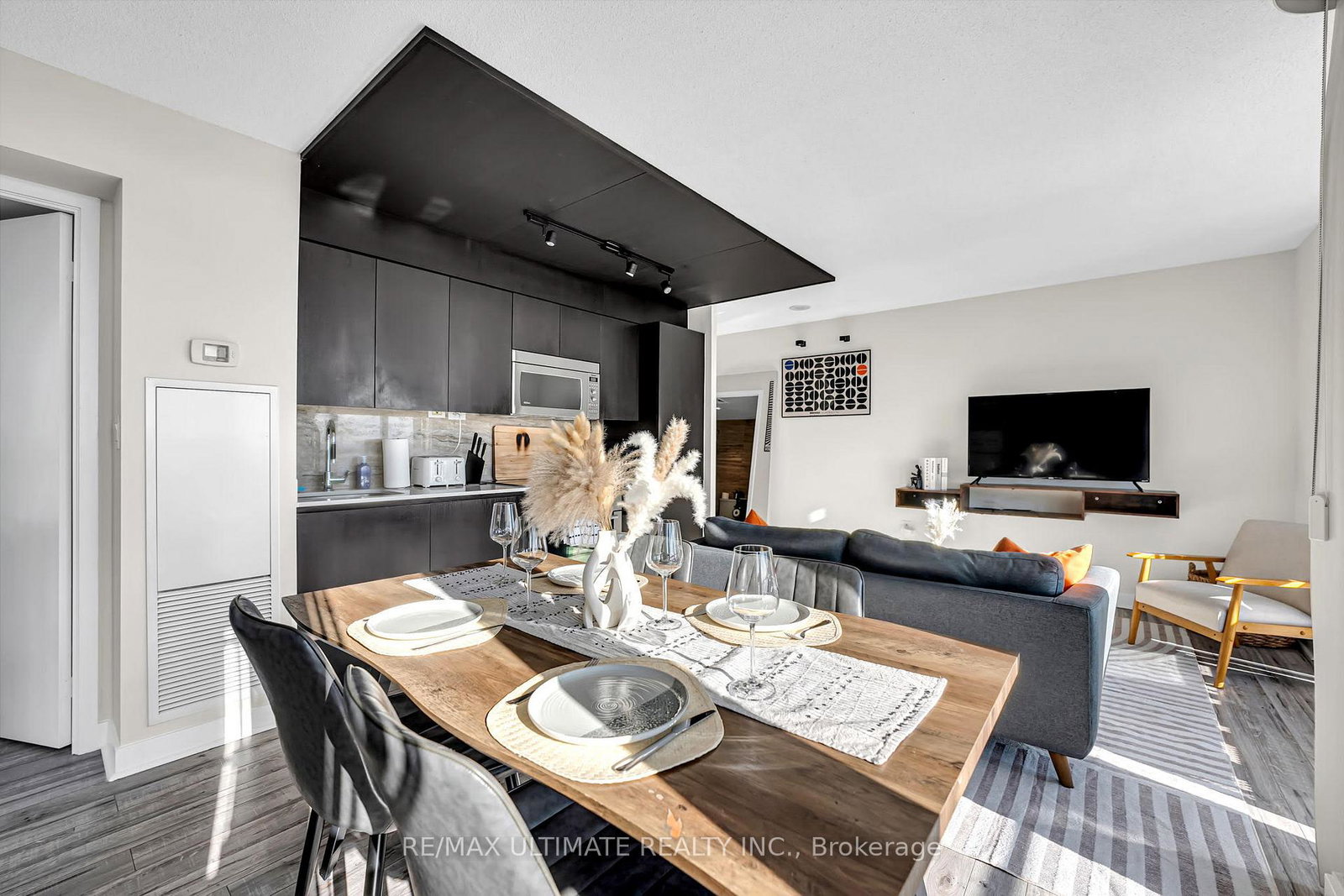 15-iceboat-terrace-toronto-ontario-c12870098