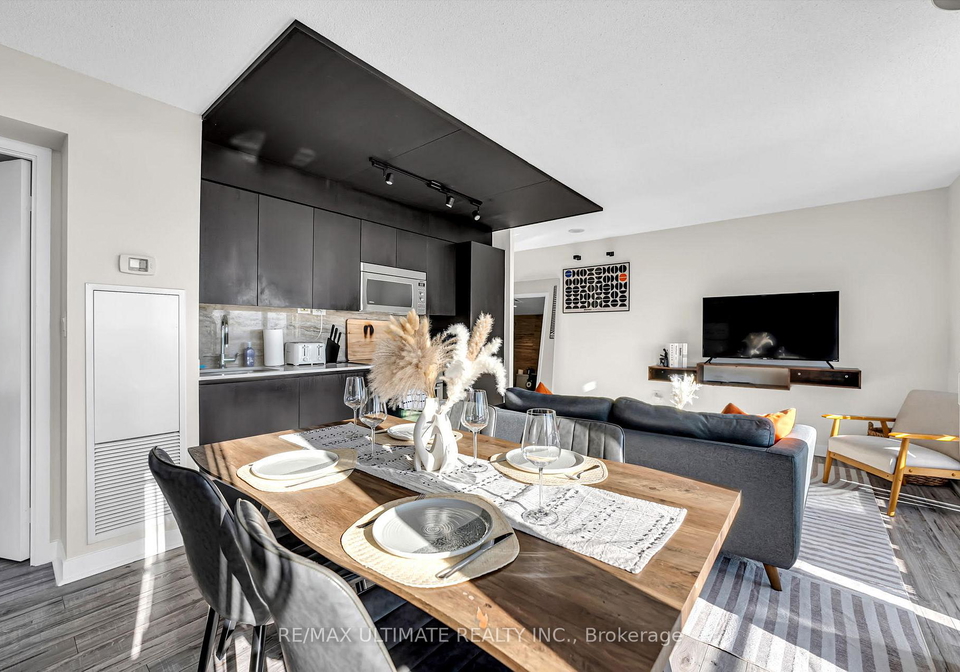 15-iceboat-terrace-toronto-ontario-c12870098