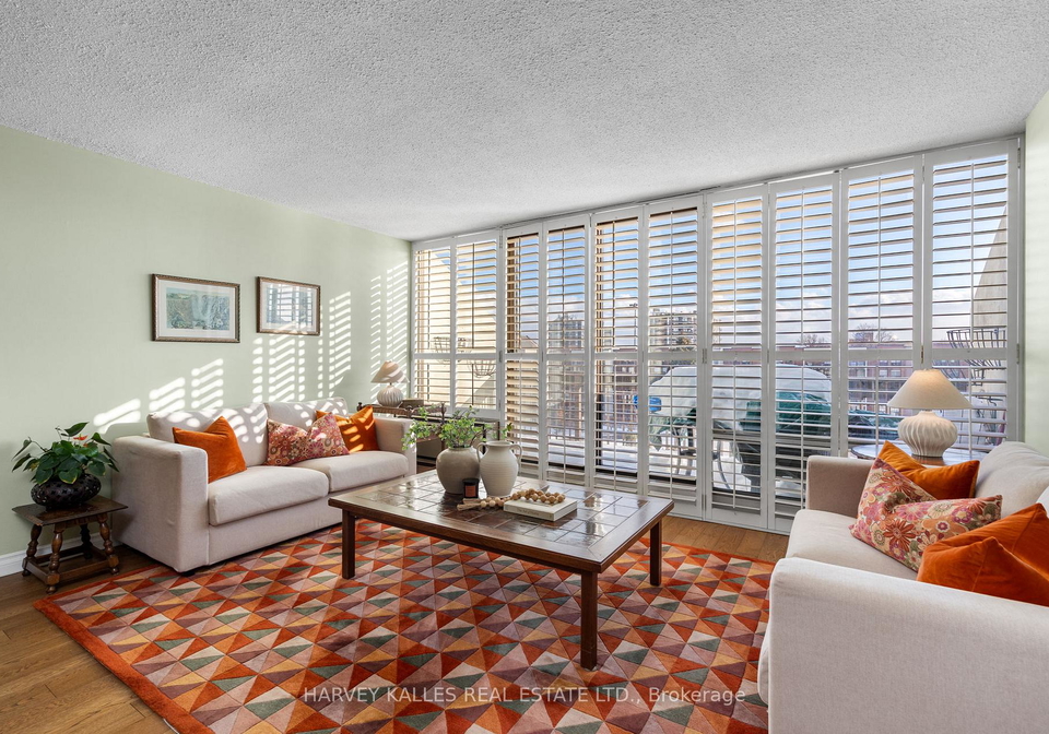 10-fashion-roseway-north-york-ontario-c12870116