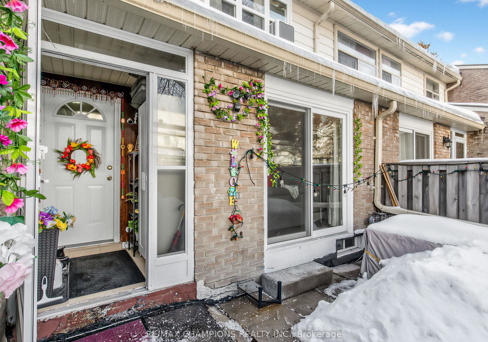 8-cliff-fernway-north-york-ontario-c12882200