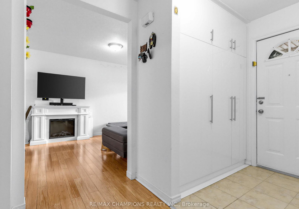 8-cliff-fernway-north-york-ontario-c12882200