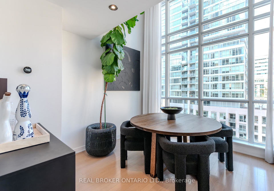 21-nelson-street-toronto-ontario-c12890508
