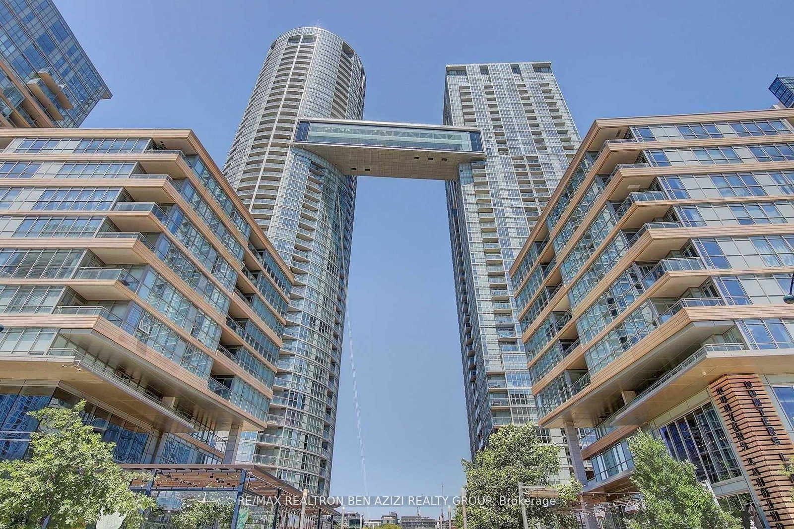 15-iceboat-terrace-toronto-ontario-c12892664
