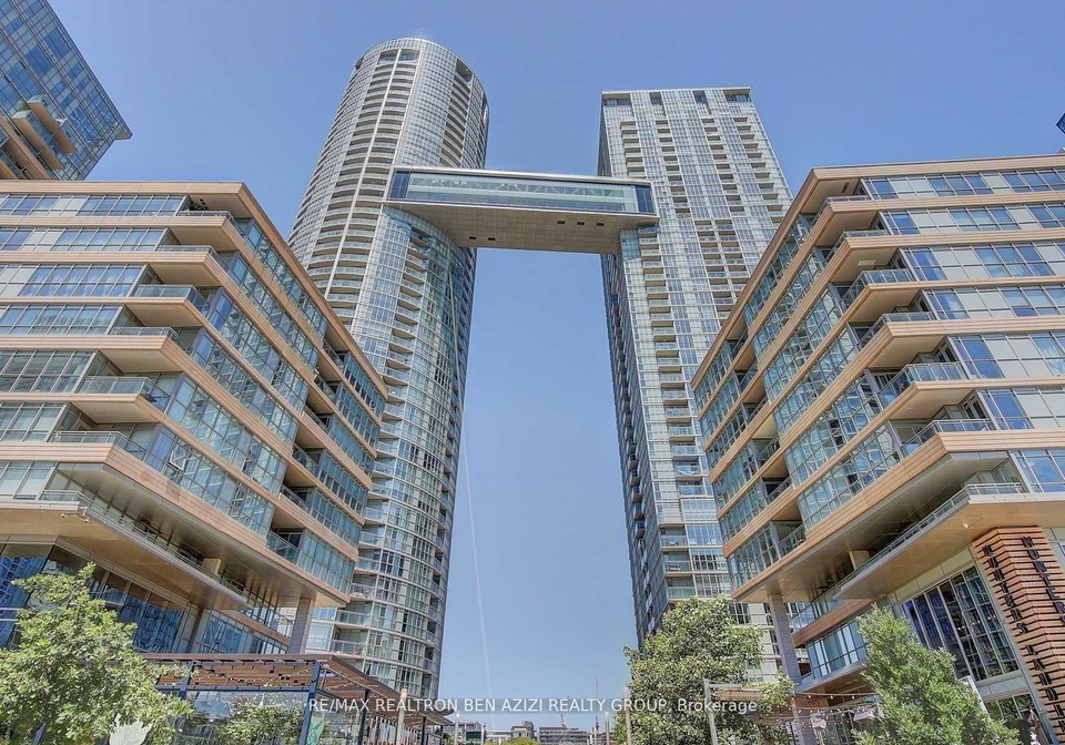 15-iceboat-terrace-toronto-ontario-c12892664