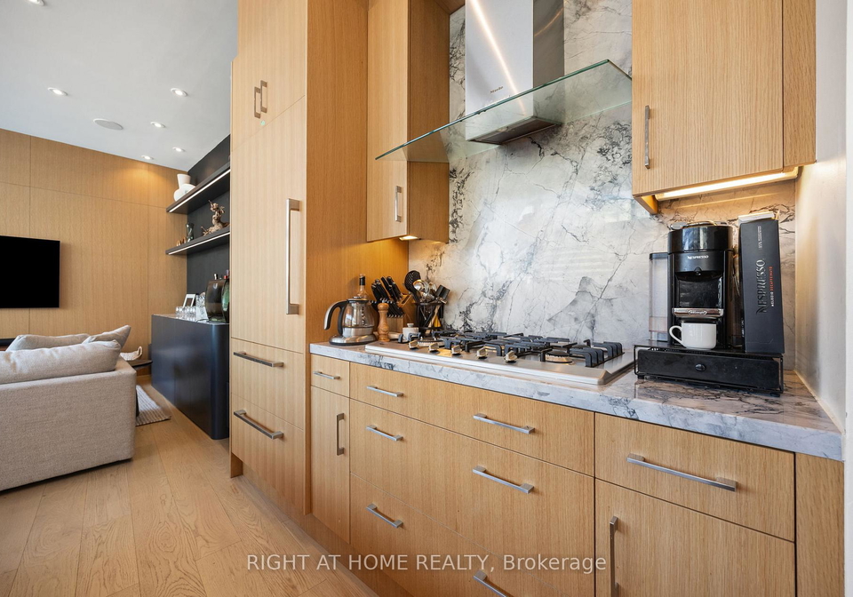 39-queens-quay-e-toronto-ontario-c12893588