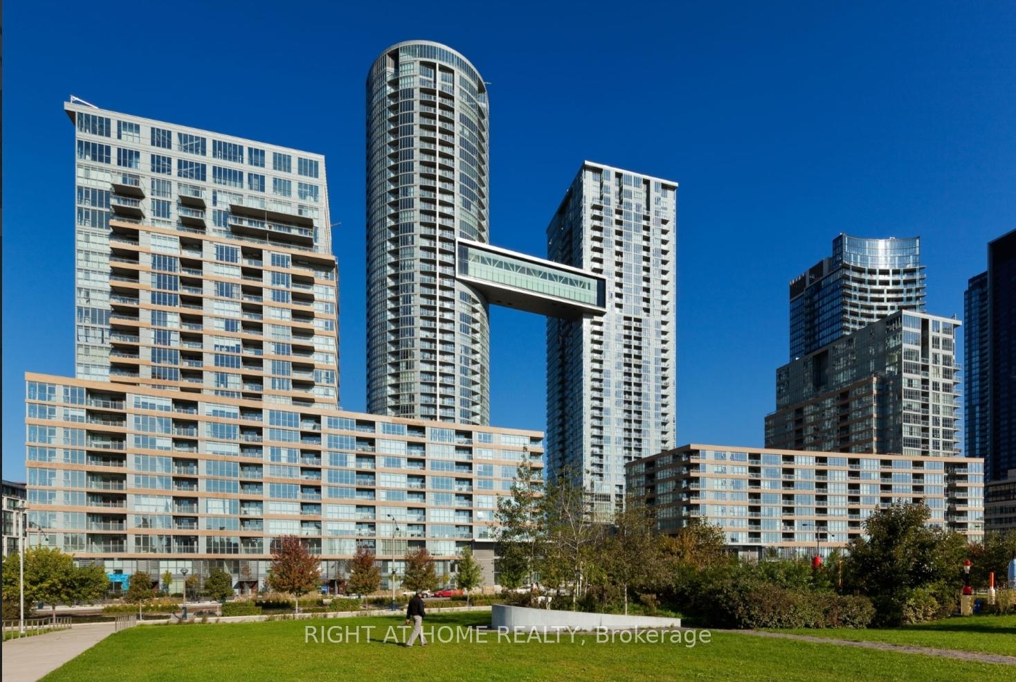 15-iceboat-terrace-toronto-ontario-c12894634