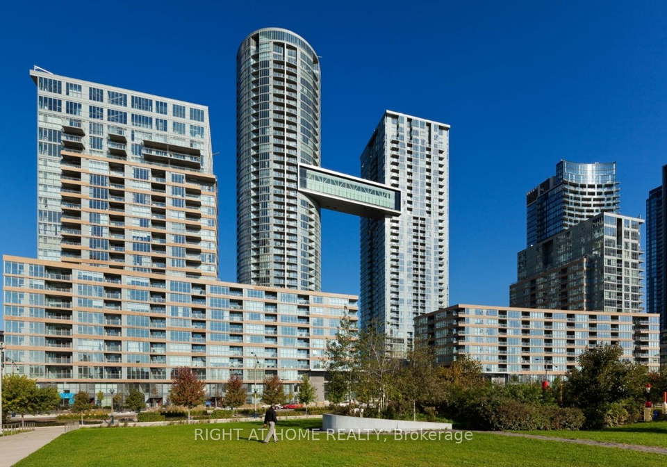 15-iceboat-terrace-toronto-ontario-c12894634
