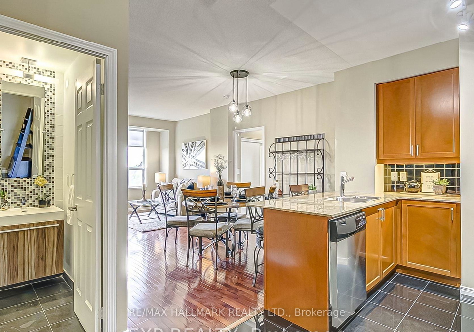 736-spadina-avenue-toronto-ontario-c12898072