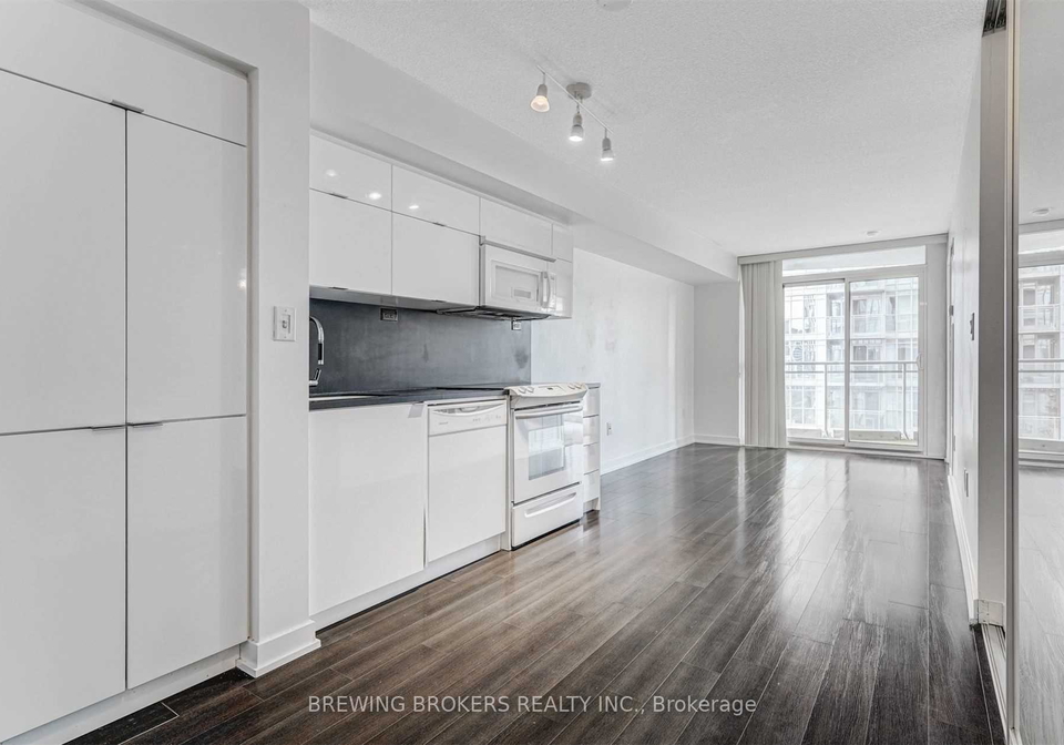 21-iceboat-terrace-toronto-ontario-c12901788