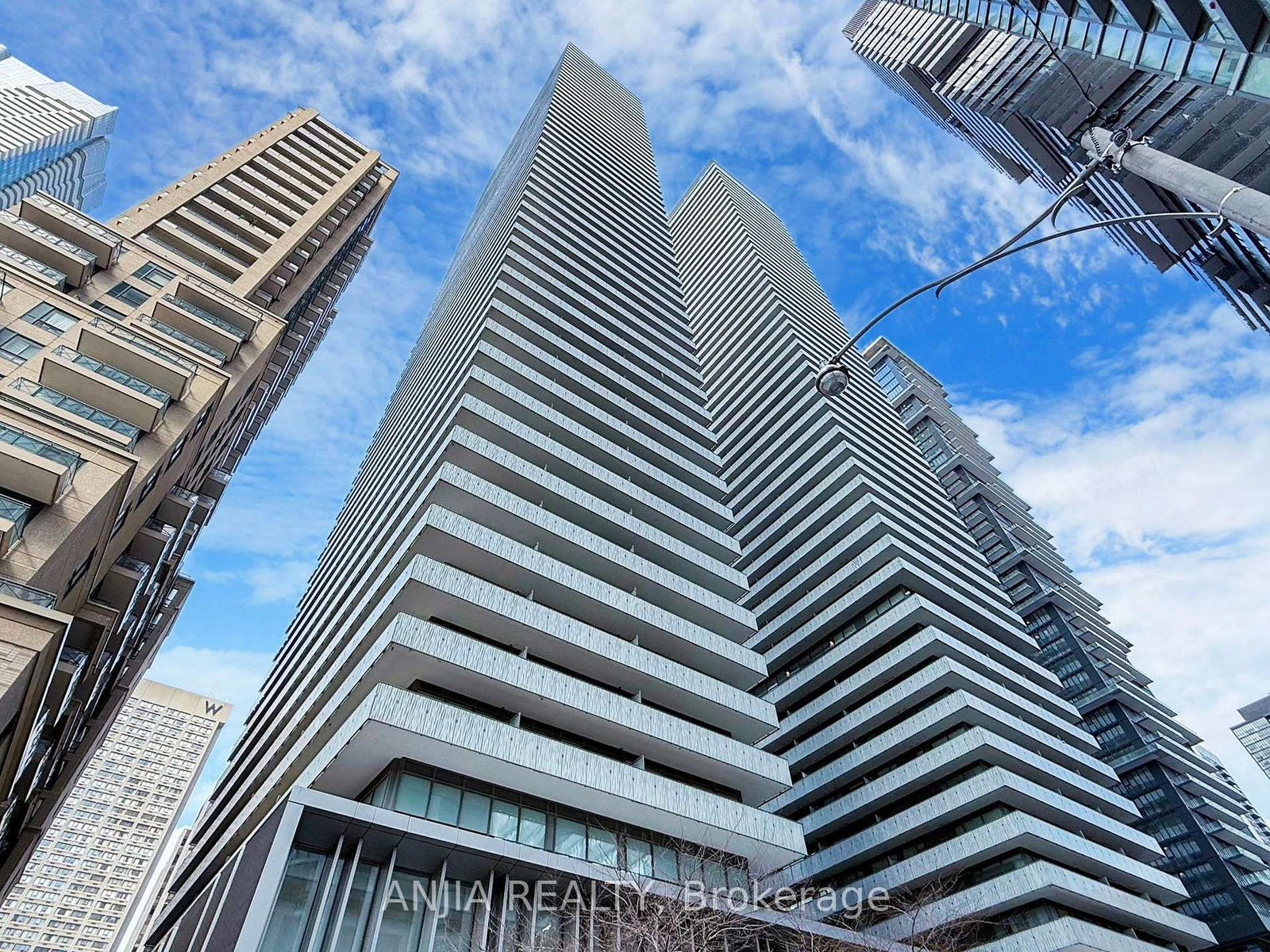 42-charles-street-e-toronto-ontario-c12902162
