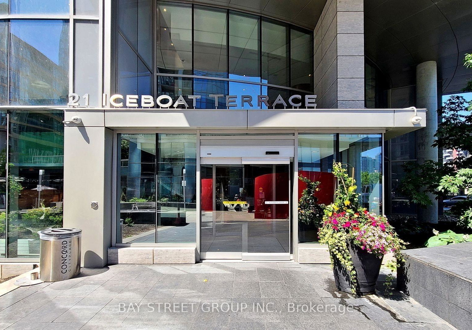 21-iceboat-terrace-toronto-ontario-c12905818