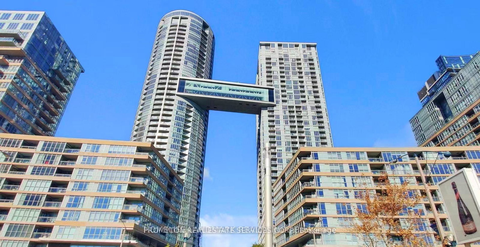 21-iceboat-terrace-toronto-ontario-c12910598