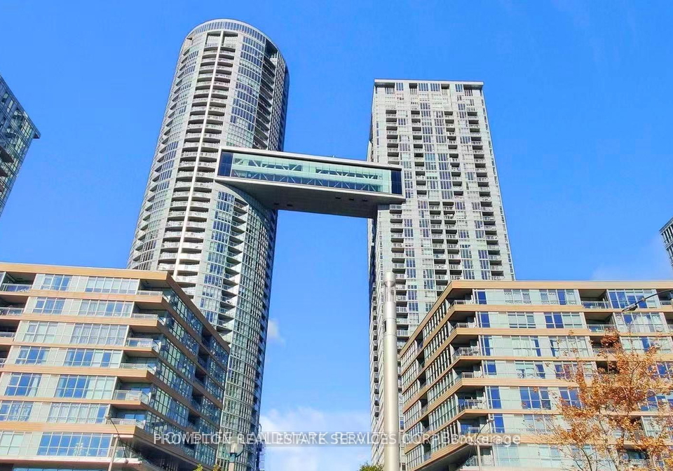 21-iceboat-terrace-toronto-ontario-c12910598
