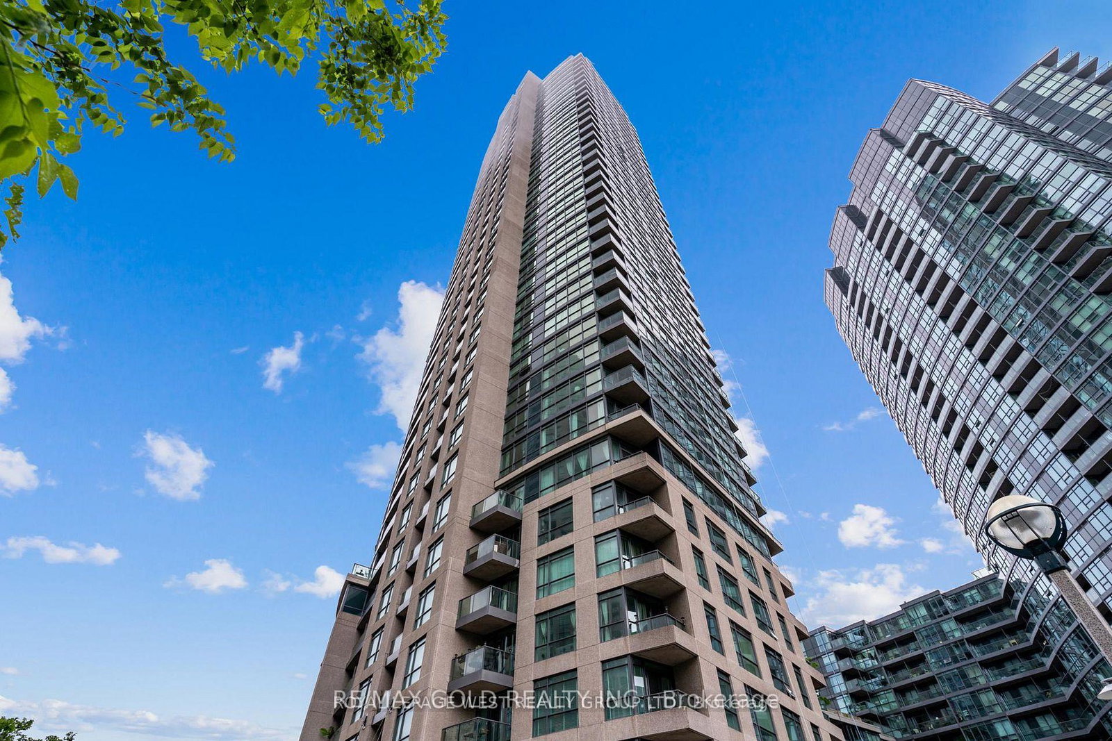219-fort-york-boulevard-toronto-ontario-c12913286