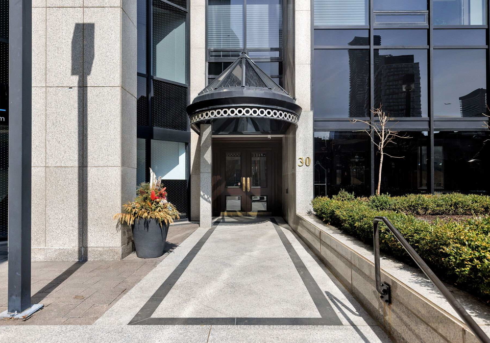 30-wellington-street-e-toronto-ontario-c12923144