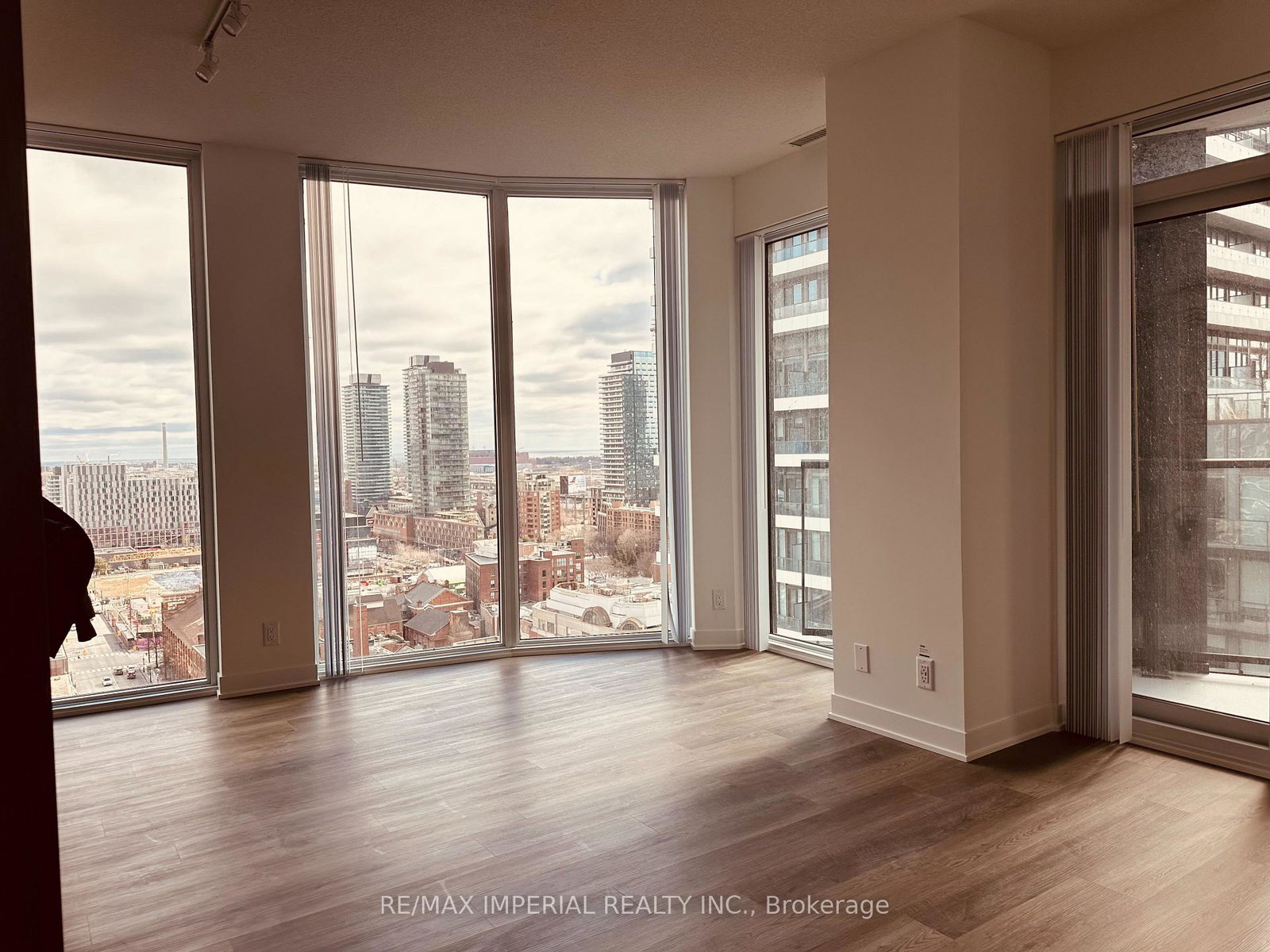 180-front-street-e-toronto-ontario-c12929056