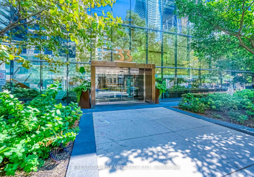 33-charles-street-e-toronto-ontario-c12937768