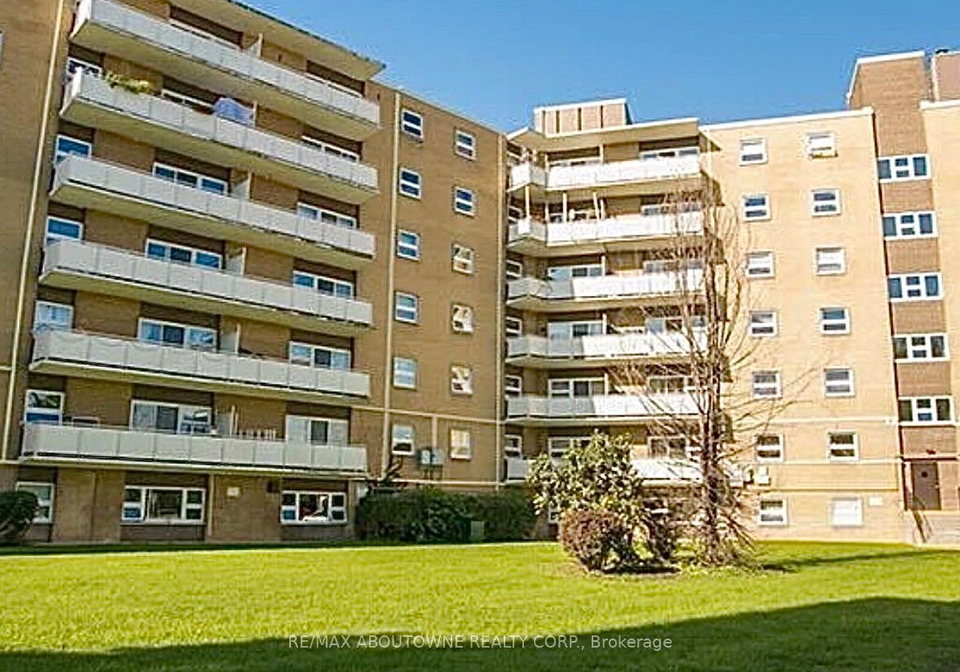 32-carluke-crescent-north-york-ontario-c12938456