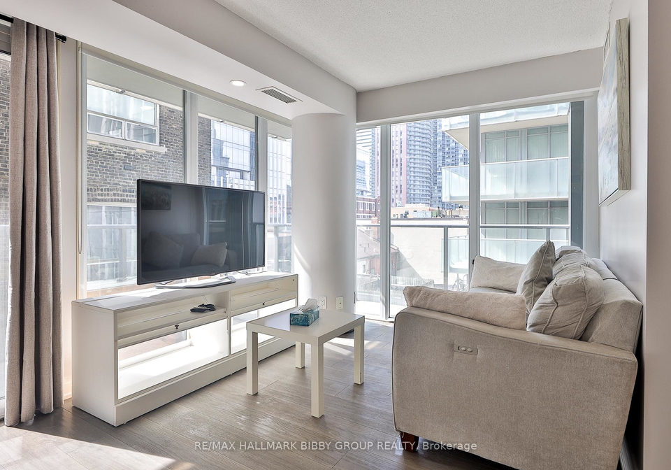 126-simcoe-street-toronto-ontario-c12941906