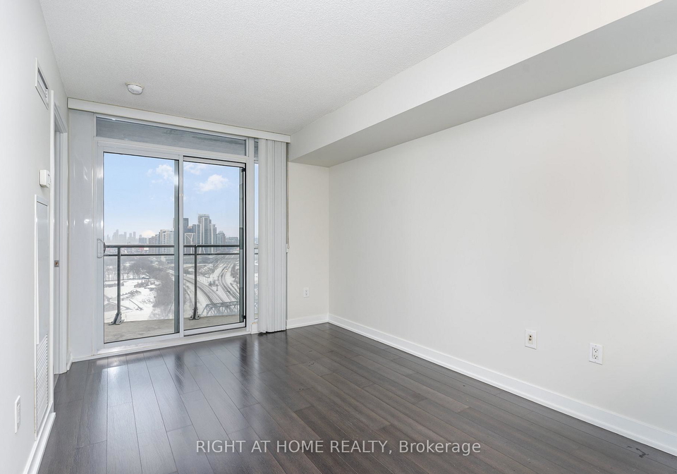 21-iceboat-terrace-toronto-ontario-c12943776