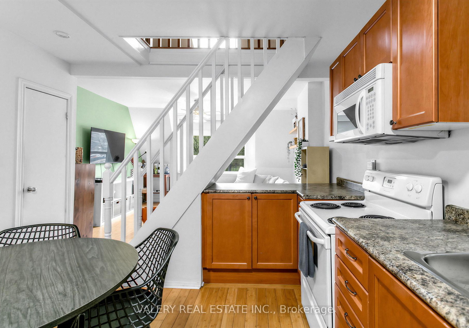 1060-dundas-street-w-toronto-ontario-c12951326