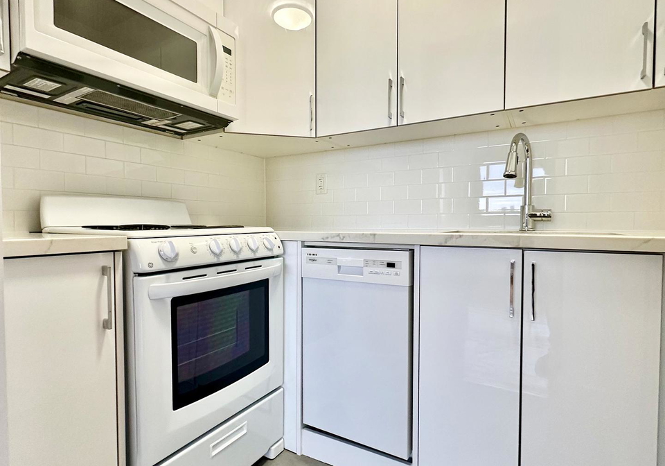 666-spadina-avenue-toronto-ontario-c12952058