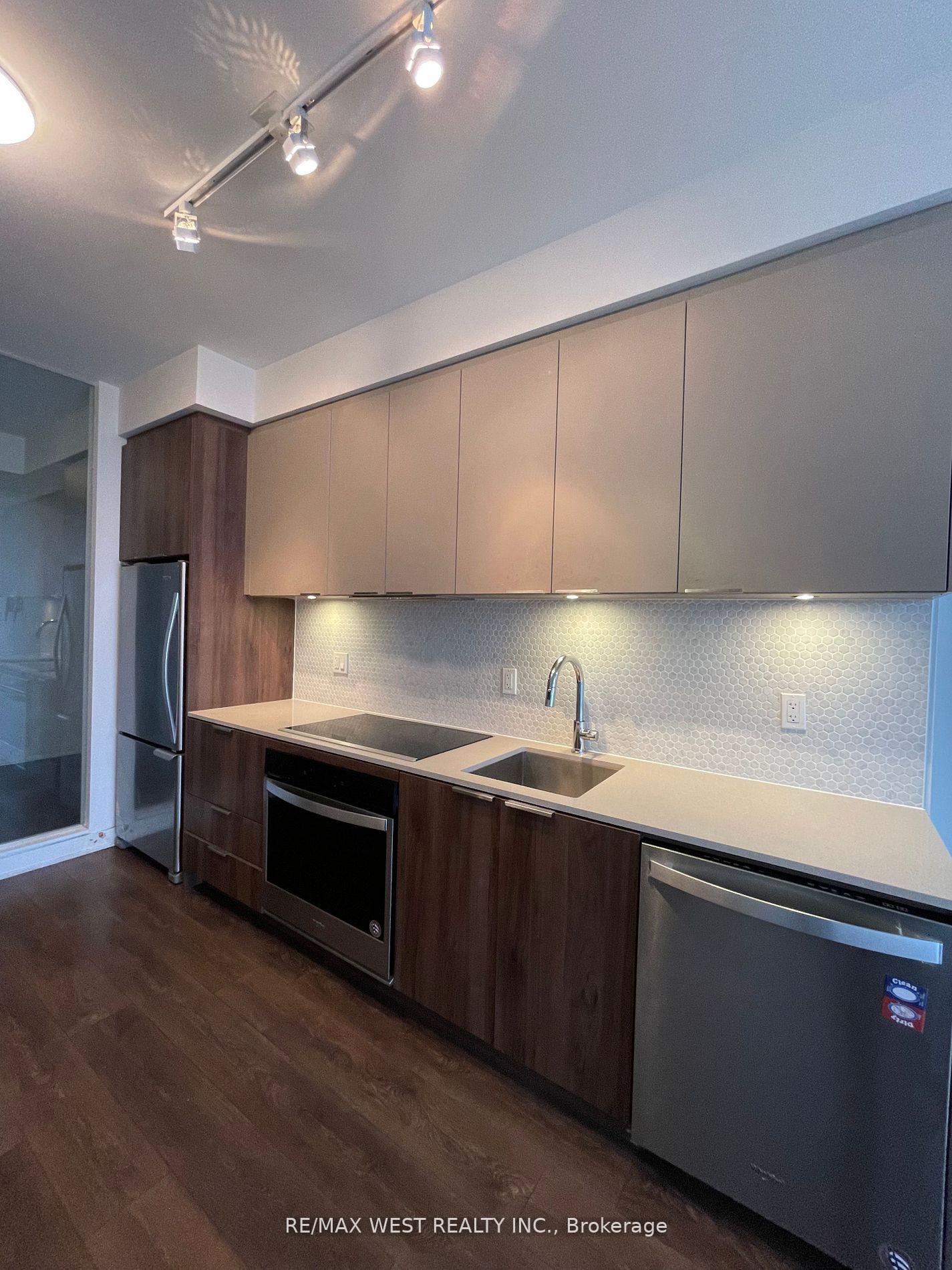 2-sonic-way-east-york-ontario-c12954460