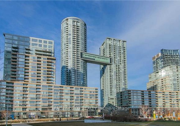 15-iceboat-terrace-toronto-ontario-c12955726