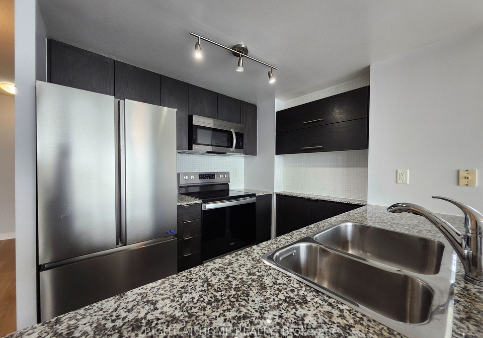 15-fort-york-boulevard-toronto-ontario-c12957872