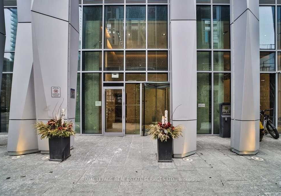 1-yorkville-avenue-toronto-ontario-c12959796