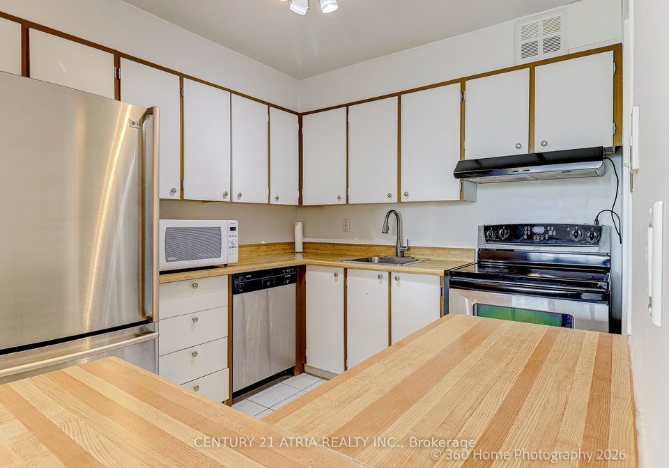 20-fashion-roseway-row-north-york-ontario-c12963248