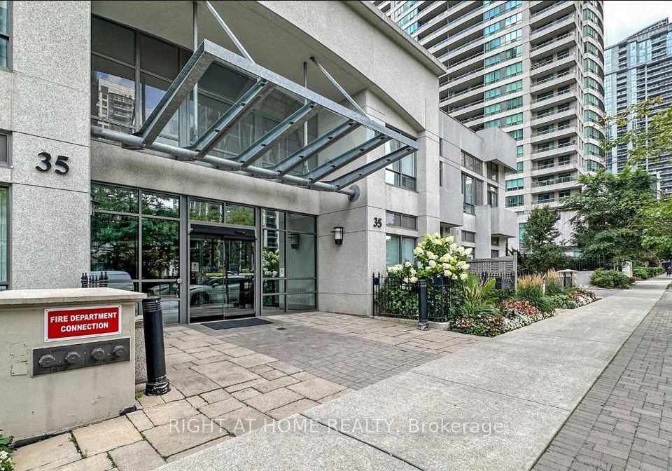 35-hollywood-avenue-north-york-ontario-c12965656
