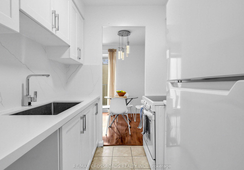 8-kingsbridge-court-toronto-ontario-c12968712