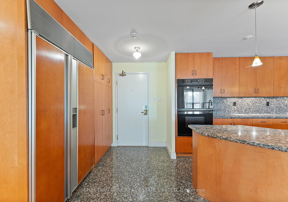 889-bay-street-toronto-ontario-c12970908
