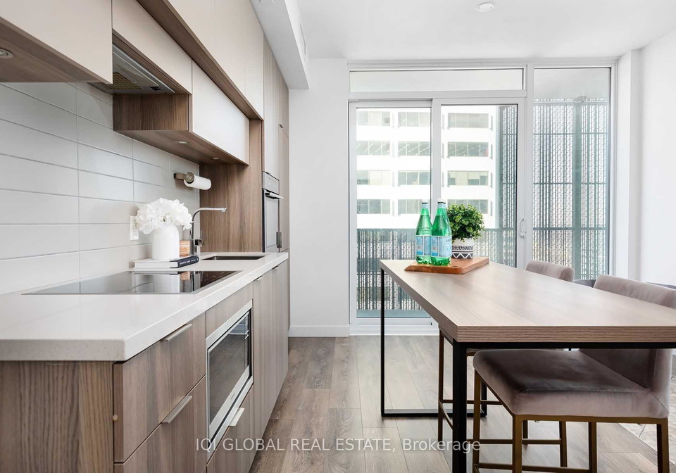 8-eglinton-avenue-e-toronto-ontario-c12971864