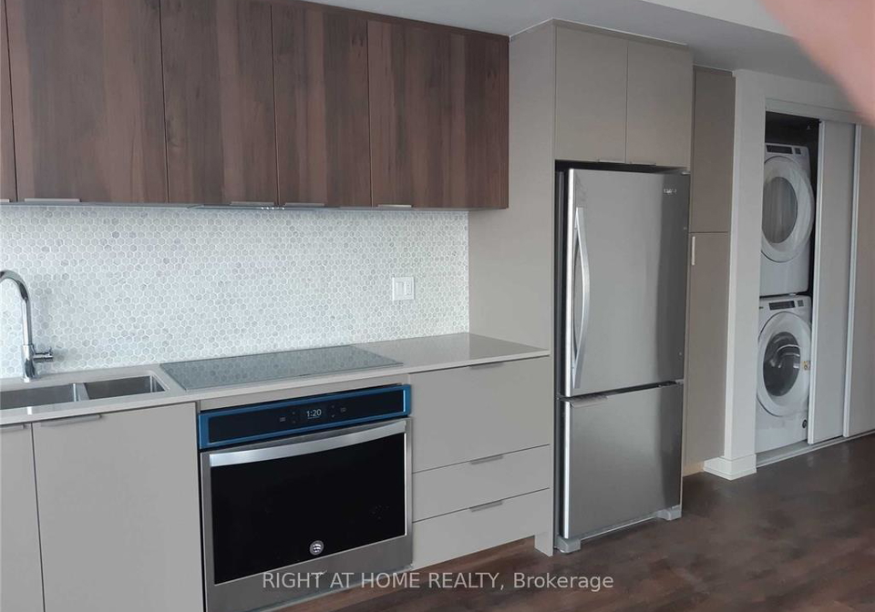 2-sonic-way-east-york-ontario-c12974154
