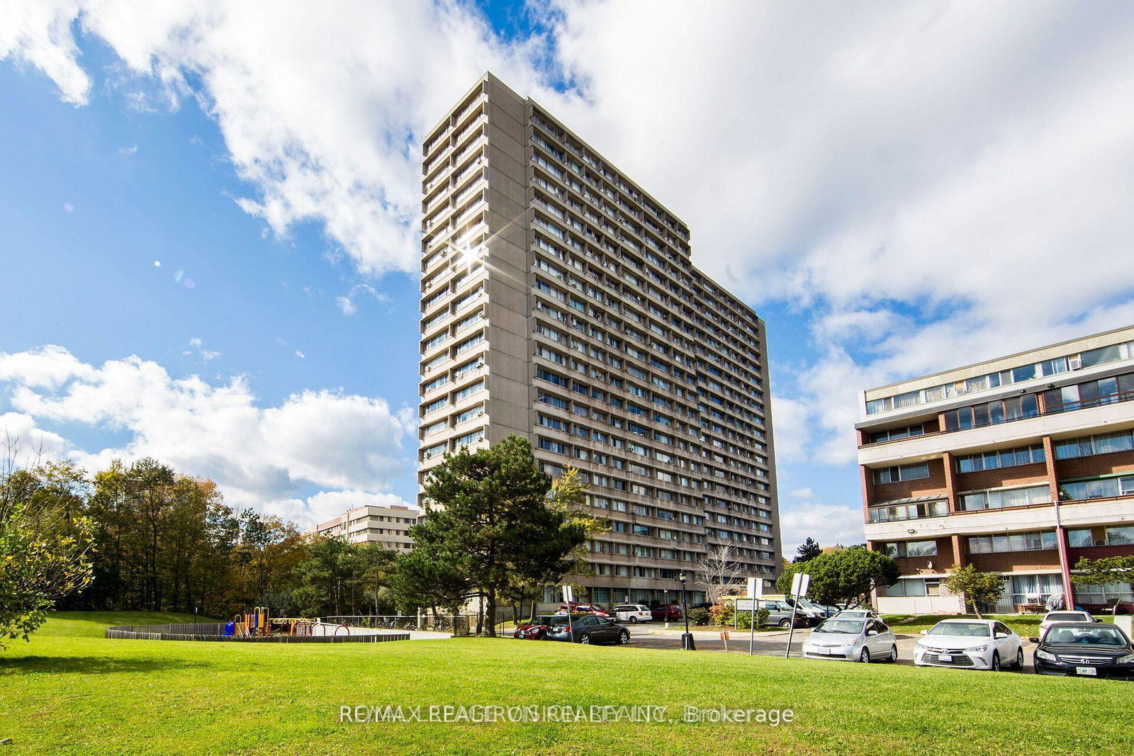 10-sunny-glenway-east-york-ontario-c12983688