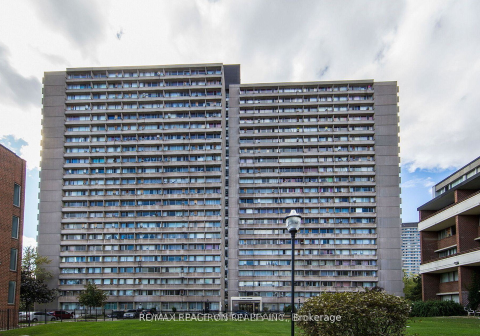10-sunny-glenway-east-york-ontario-c12983688