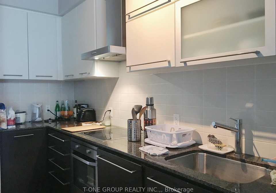 770-bay-street-toronto-ontario-c12988638