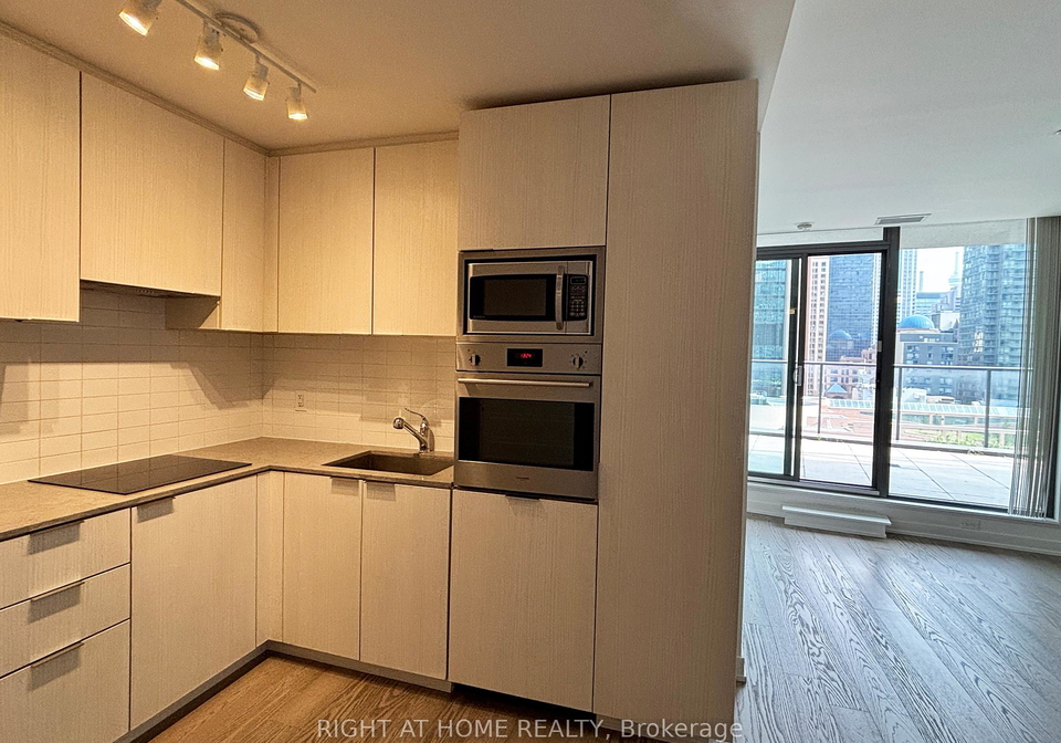 11-wellesley-street-w-toronto-ontario-c12990150