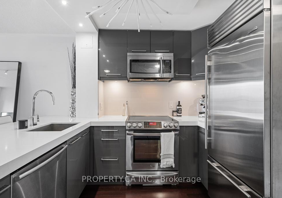 909-bay-street-toronto-ontario-c12994914