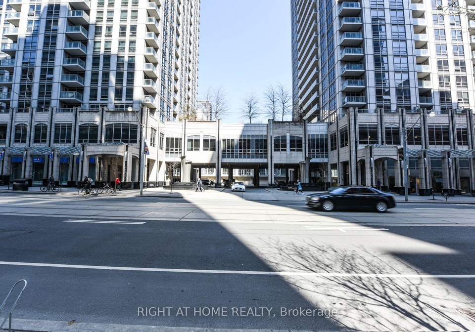 761-bay-street-toronto-ontario-c12995738