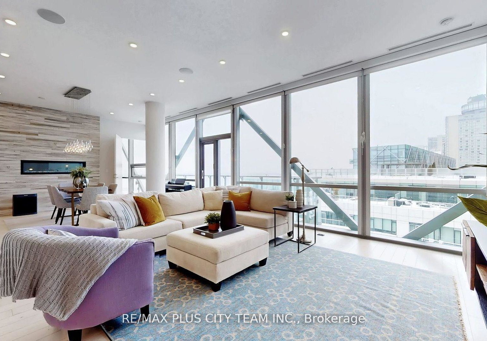 39-queens-quay-e-toronto-ontario-c12995822