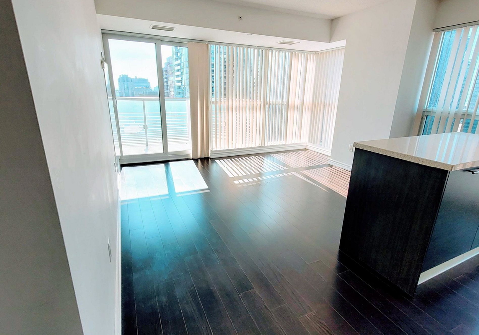 386-yonge-street-toronto-ontario-c12996432