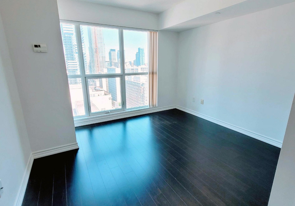 386-yonge-street-toronto-ontario-c12996432