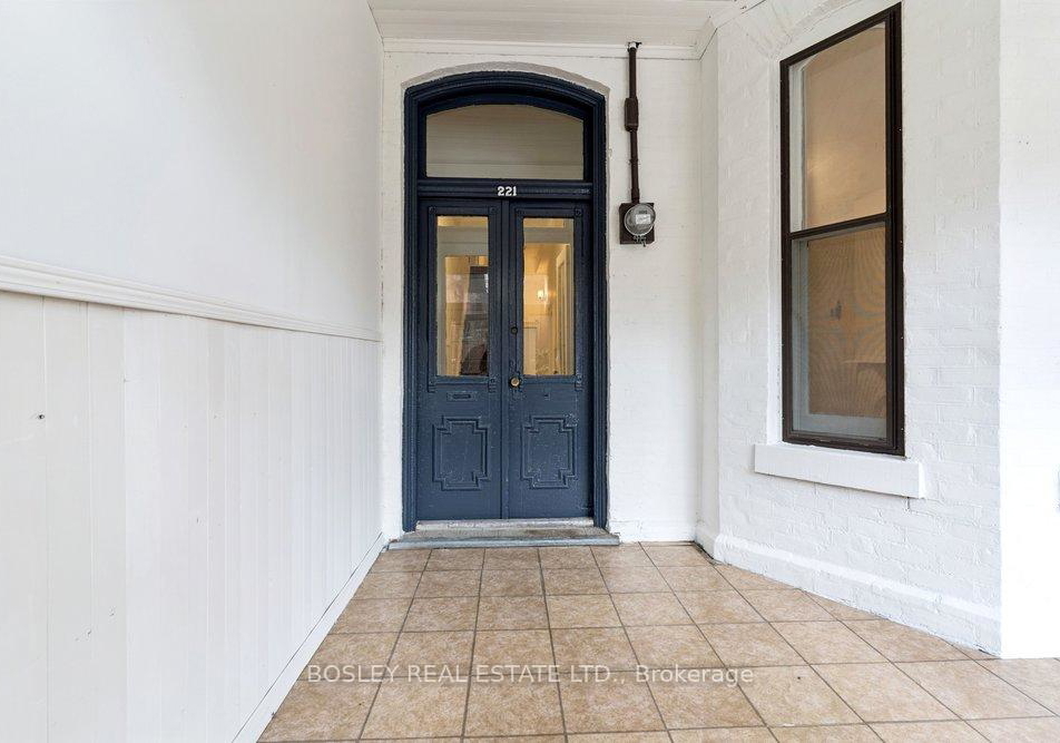 221-beverley-street-toronto-ontario-c13000004