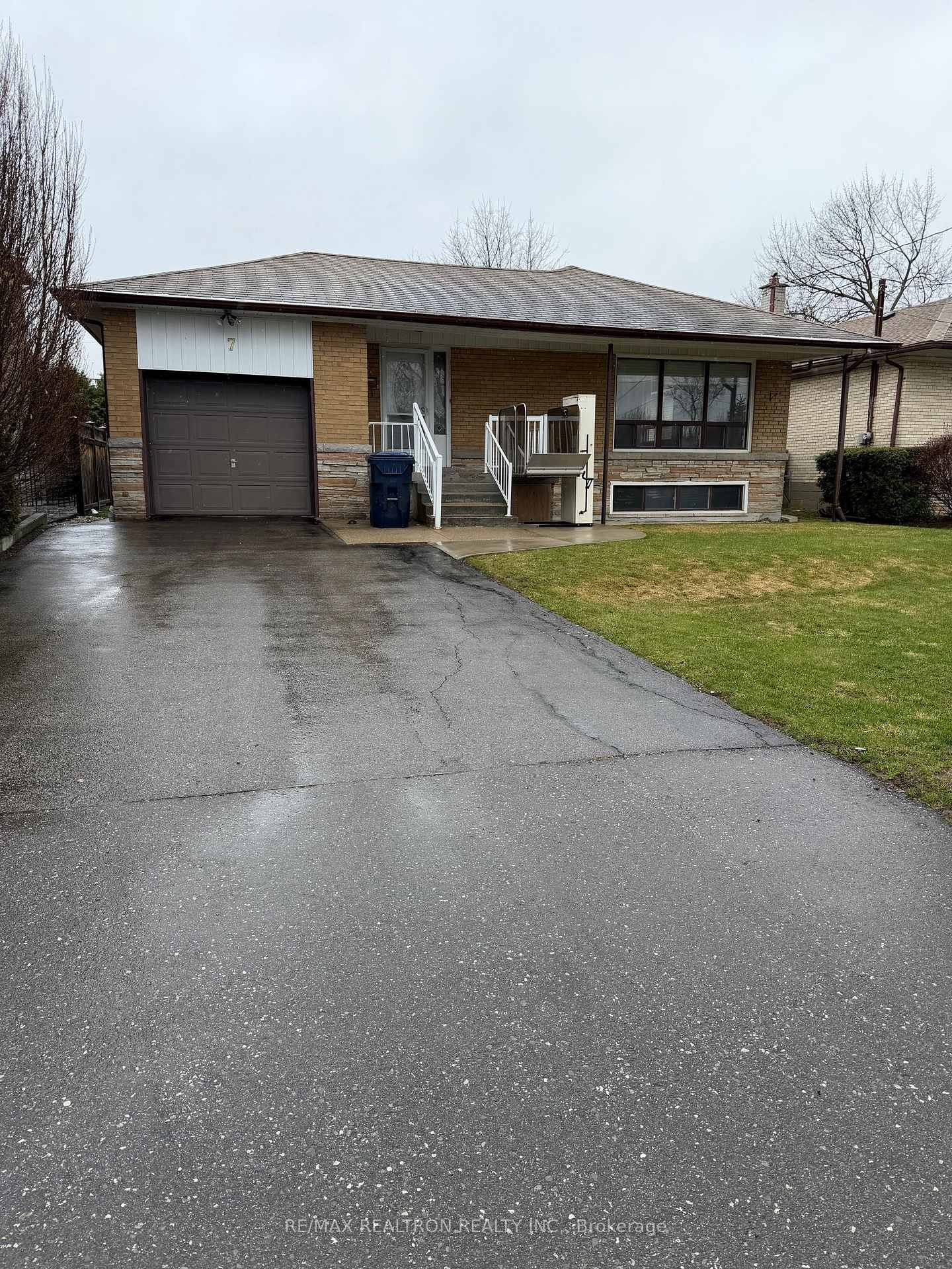 7-amos-crescent-toronto-ontario-c13000026