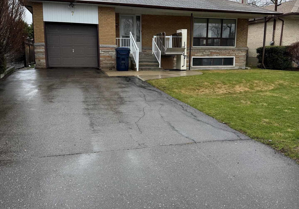 7-amos-crescent-toronto-ontario-c13000026