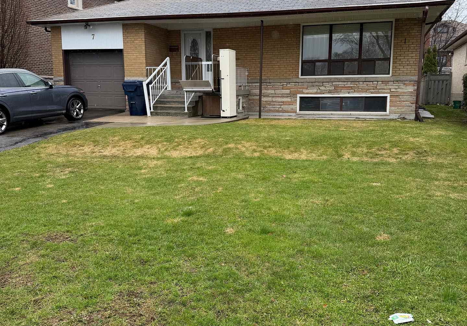 7-amos-crescent-toronto-ontario-c13000026
